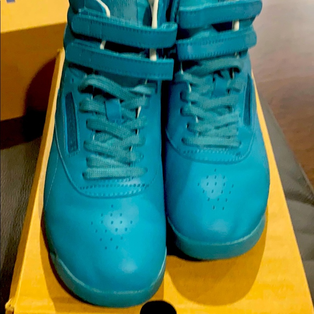 Mineral must/ white hi top Reebok